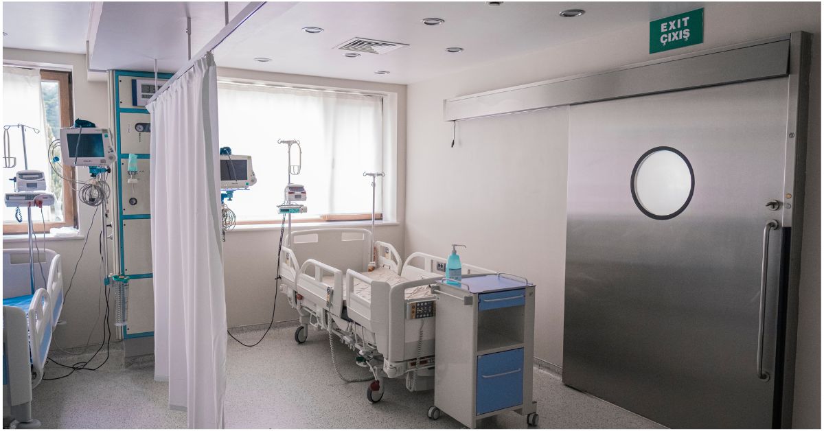 नागौर जिले के गोटन कस्बे के स्कूल में 9 वर्षीय छात्रा की अचानक तबीयत बिगड़ने के बाद अस्पताल ले जाते हुए प्रतीकात्मक दृश्य