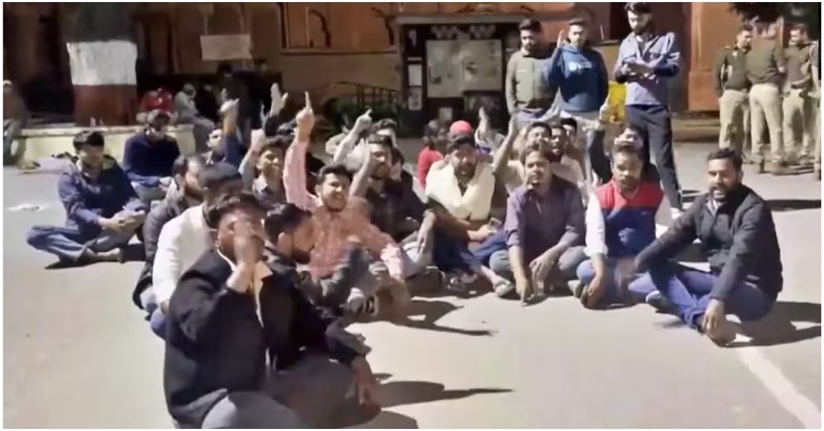 लखनऊ यूनिवर्सिटी के लाल बारादरी परिसर में छात्रों का नमाज विरोध प्रदर्शन, कुछ छात्रों ने 'जय श्री राम' के नारे लगाए और प्रशासन ने सुरक्षा बढ़ाई