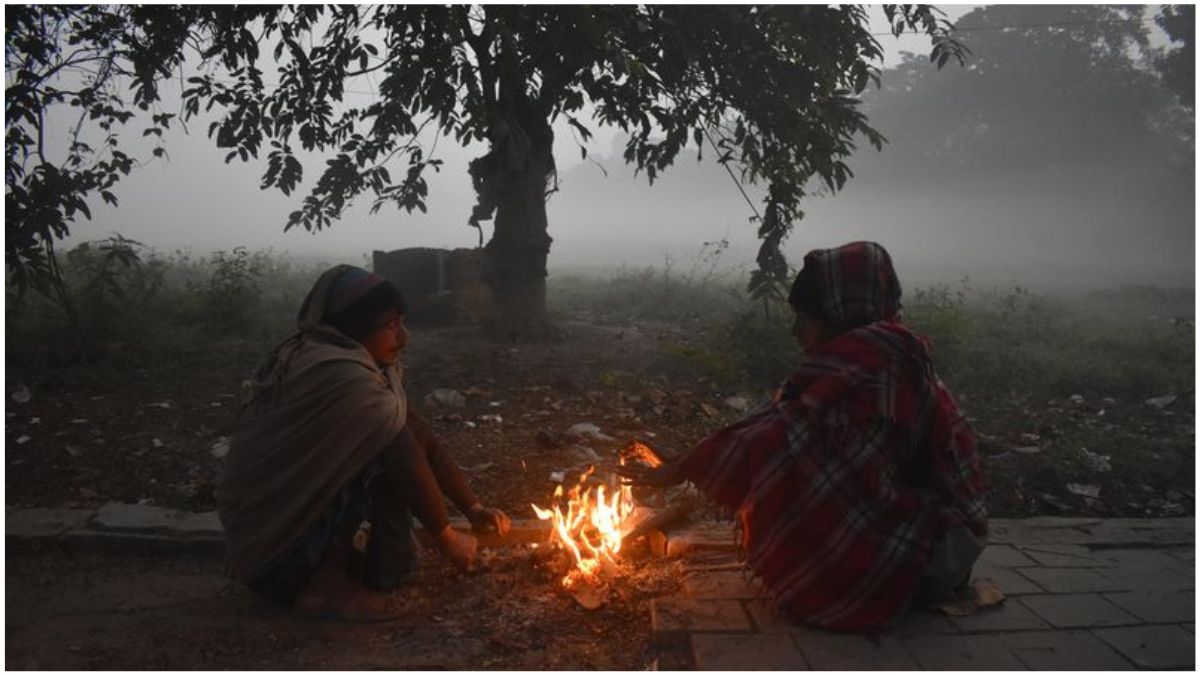 उत्तर भारत में कड़ाके की ठंड और घने कोहरे के बीच सर्द मौसम का दृश्य, सड़क पर कम दृश्यता के साथ लोग गर्म कपड़ों में, मौसम विभाग द्वारा यूपी-बिहार में कोल्ड डे अलर्ट और पहाड़ी क्षेत्रों में बारिश-बर्फबारी की चेतावनी का प्रतीकात्मक दृश्य