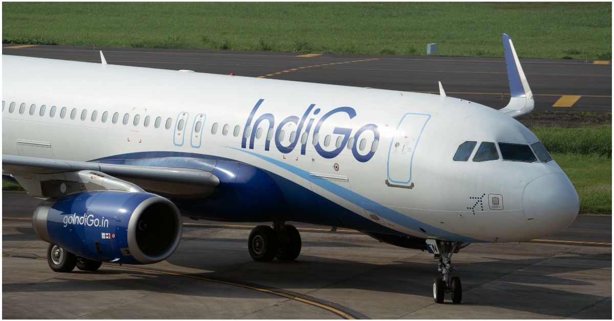 कोलकाता एयरपोर्ट पर इंडिगो फ्लाइट 6E3074 में बम की धमकी का नोट मिलने के बाद यात्रियों को विमान से उतारा गया, सुरक्षा टीम द्वारा विमान की तलाशी ली जा रही है।