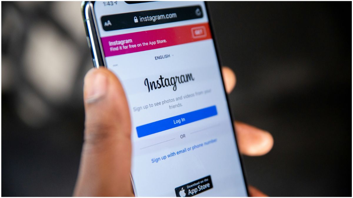 Instagram अकाउंट लॉगिन समस्या से जुड़ी जानकारी दिखाता मोबाइल स्क्रीन, जिसमें पासवर्ड भूलने, अकाउंट हैक होने और अकाउंट रिकवरी के ऑफिशियल स्टेप्स बताए गए हैं.