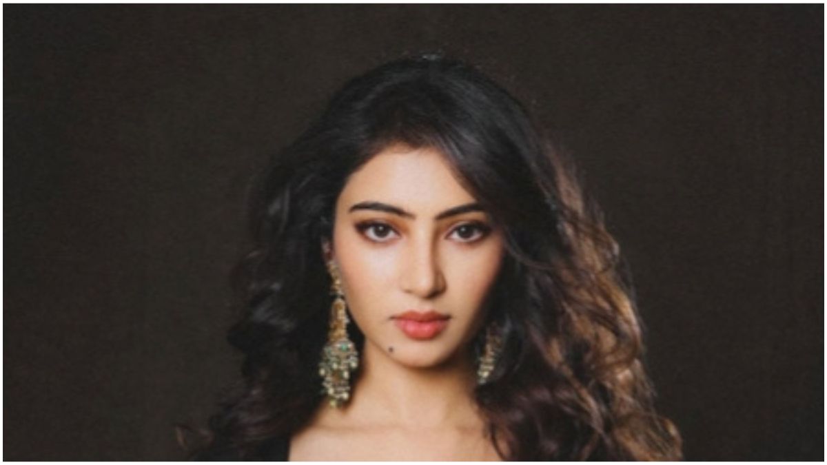 सारा अर्जुन और भूमिका चावला 'यूफोरिया' फिल्म के पोस्टर के साथ