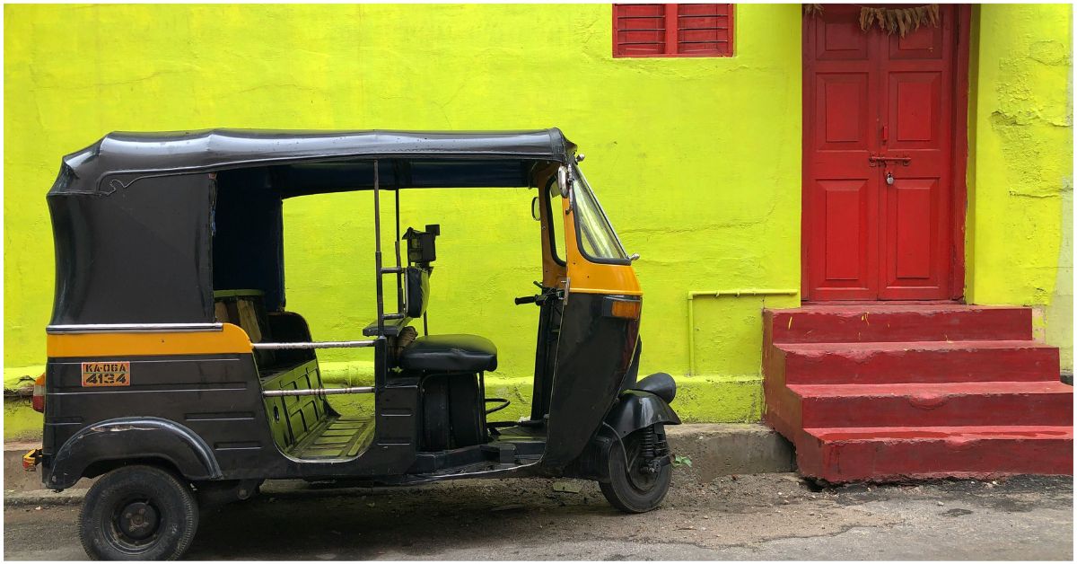 कानपुर में थाने के पास ऑटो चालक और साथियों द्वारा मां-बेटी समेत चार महिलाओं पर ब्लेड से हमला, घायल महिलाओं को अस्पताल ले जाते डॉक्टर