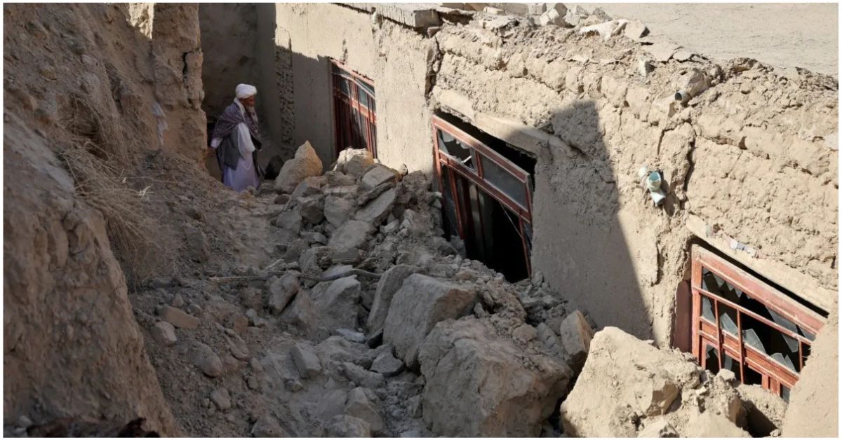 अफगानिस्तान के पक्तिका प्रांत में पाकिस्तानी एयरस्ट्राइक के बाद ध्वस्त हुआ मदरसा और मलबे में बदले रिहायशी घर, हमले में 17 लोगों की मौत की खबर
