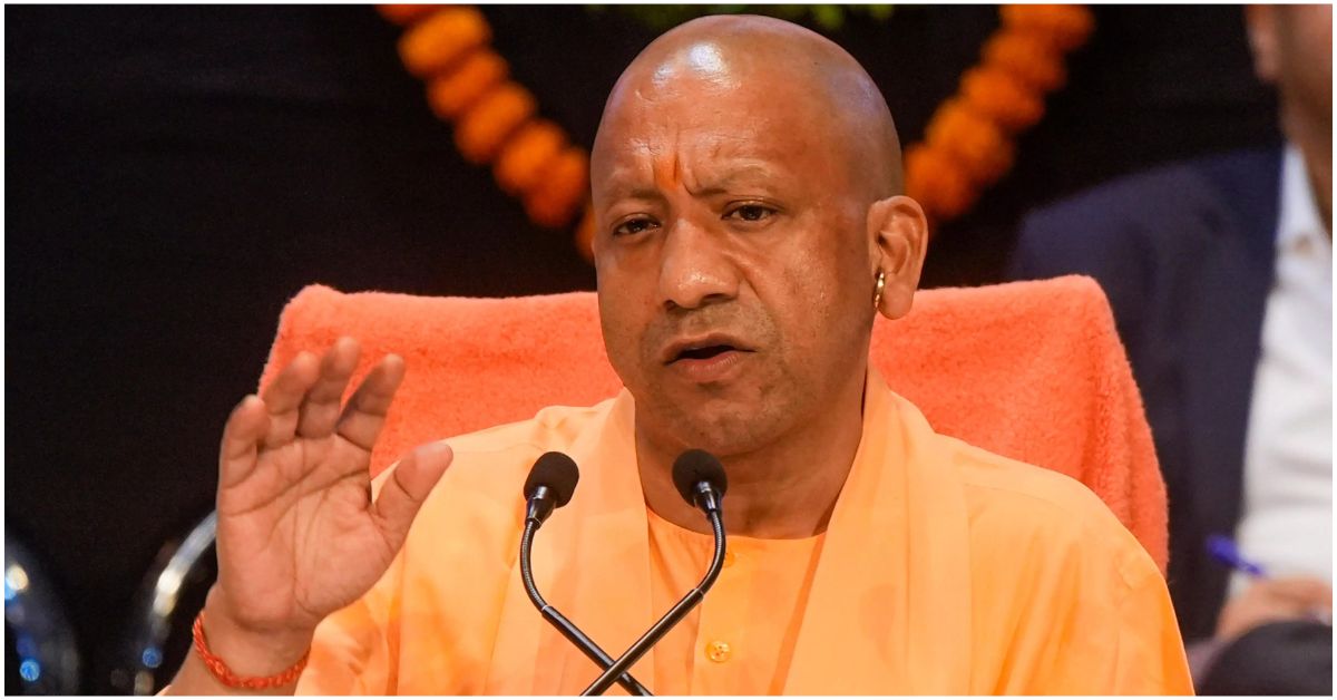 Alt Text: उत्तर प्रदेश विधानसभा में मुख्यमंत्री योगी आदित्यनाथ शिक्षा मित्रों को 18 हजार और अनुदेशकों को 17 हजार रुपये प्रतिमाह देने की घोषणा करते हुए।