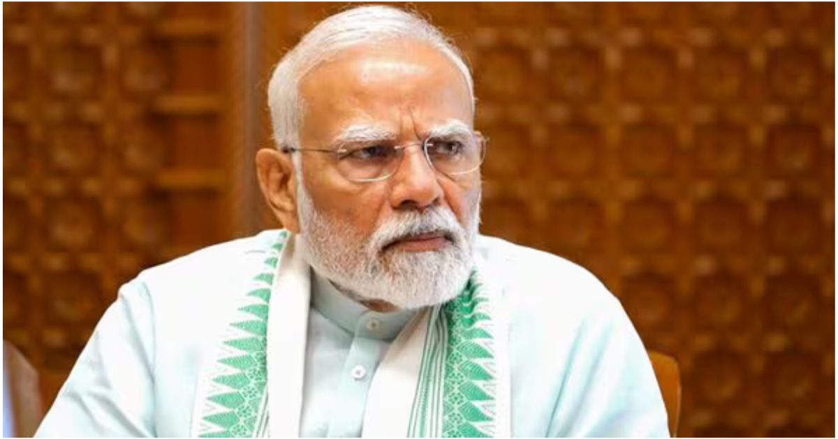 प्रधानमंत्री नरेंद्र मोदी इजरायल की 2 दिवसीय आधिकारिक यात्रा पर, तेल अवीव हवाईअड्डे पर इजरायली पीएम बेंजामिन नेतन्याहू द्वारा स्वागत, हेक्सागॉन एलायंस में भारत की शामिल होने की घोषणा के दौरान।