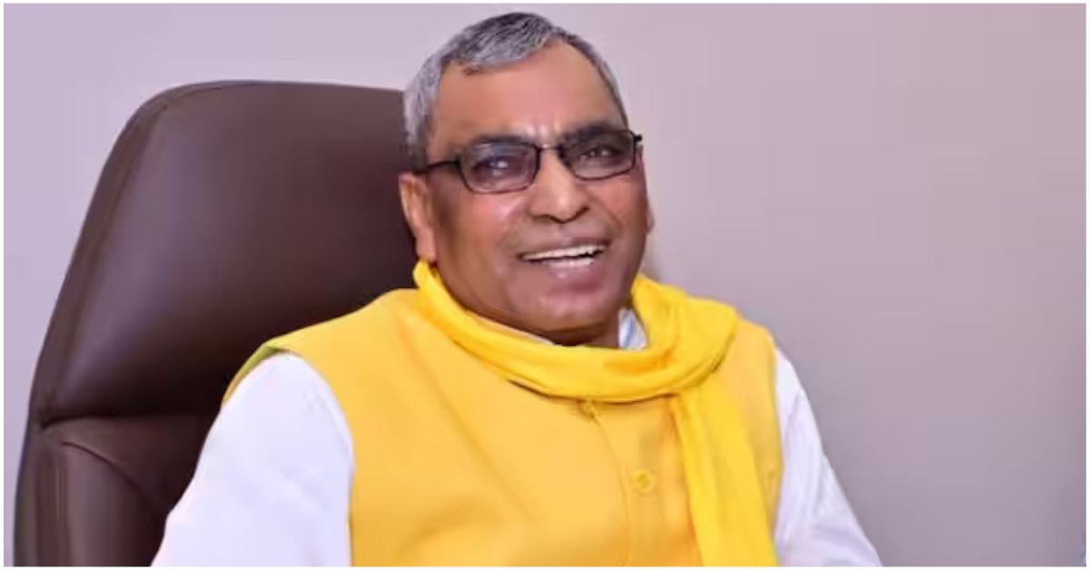 आजमगढ़ में सामाजिक समरसता महारैली को संबोधित करते कैबिनेट मंत्री ओम प्रकाश राजभर, मंच पर समर्थकों की भीड़ और ब्राह्मण प्रतिनिधियों की मौजूदगी।