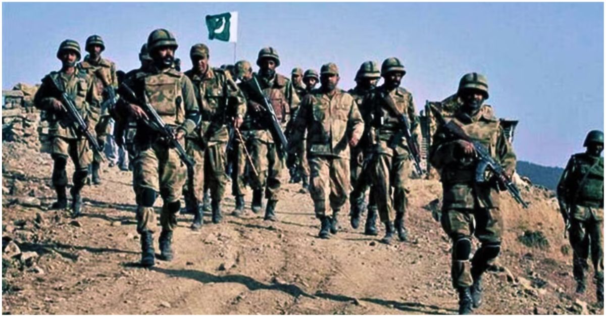 बलूचिस्तान लिबरेशन आर्मी के लड़ाके पाकिस्तानी सैनिकों को बंधक बनाते हुए