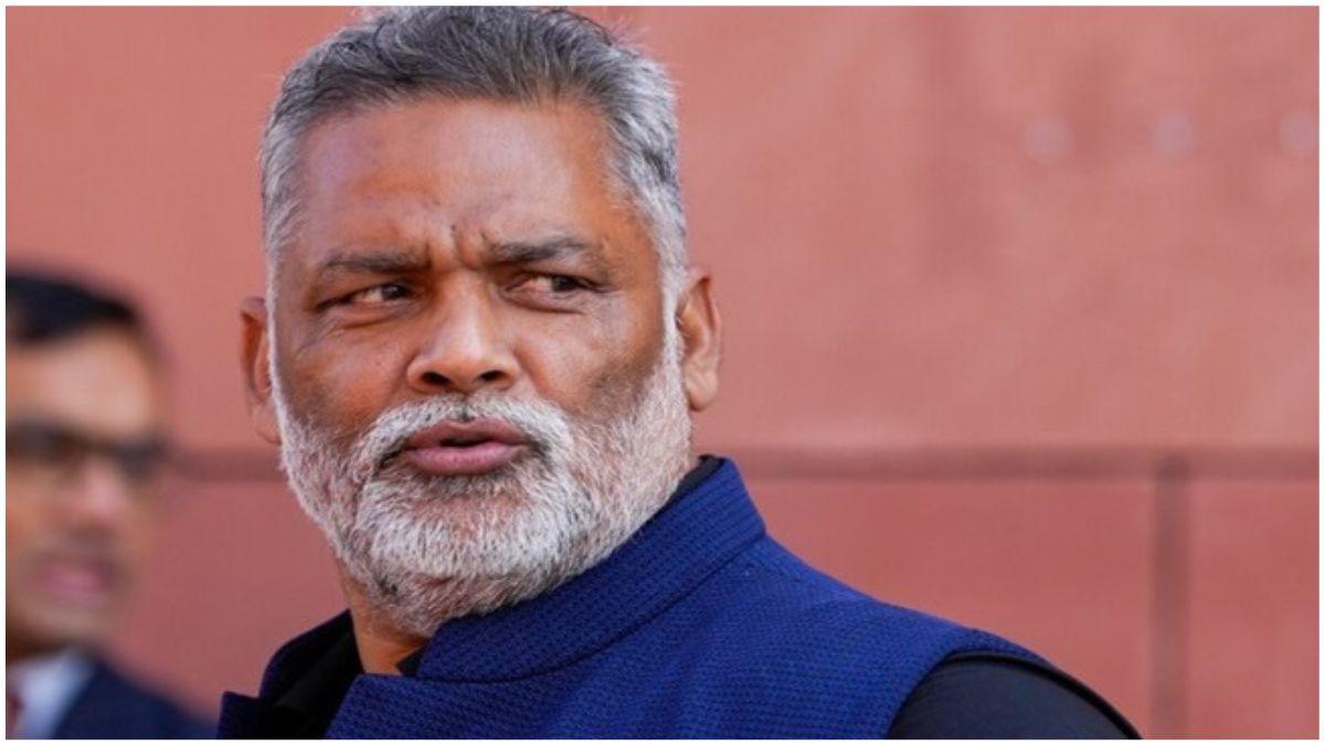 बिहार में पप्पू यादव की गिरफ्तारी को लेकर राजनीतिक हलचल, बीजेपी और जेडीयू नेताओं के बयान के बीच मीडिया से घिरे पप्पू यादव की फाइल फोटो, पृष्ठभूमि में पुलिस और बिहार विधानसभा का दृश्य