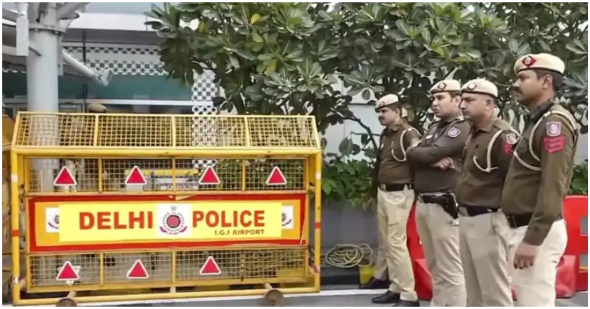 दिल्ली के लाल किला और चांदनी चौक क्षेत्र में सुरक्षा जांच करते पुलिसकर्मी, संभावित आतंकी अलर्ट के बाद बढ़ाई गई निगरानी व्यवस्था