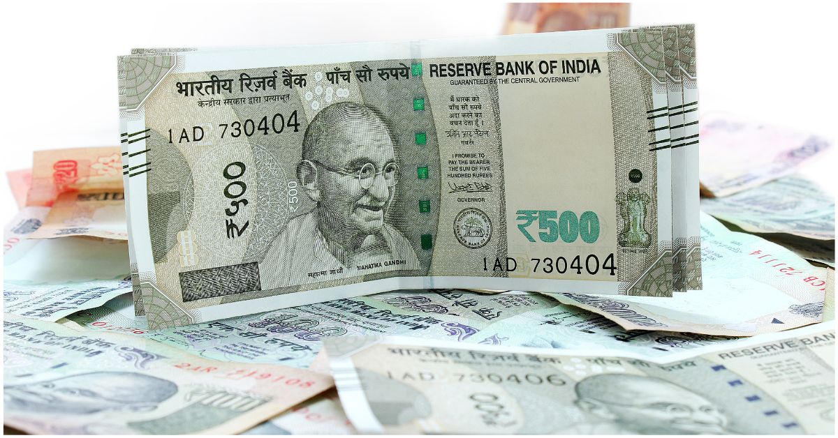 तेलंगाना में सरकारी कर्मचारियों की वेतन वृद्धि के बाद वरिष्ठ इंजीनियर को 7 लाख और लंबे समय से सेवा दे रहे सफाई कर्मचारी को 2 लाख रुपये तक मासिक सैलरी मिलने की जानकारी दर्शाता प्रतीकात्मक दृश्य