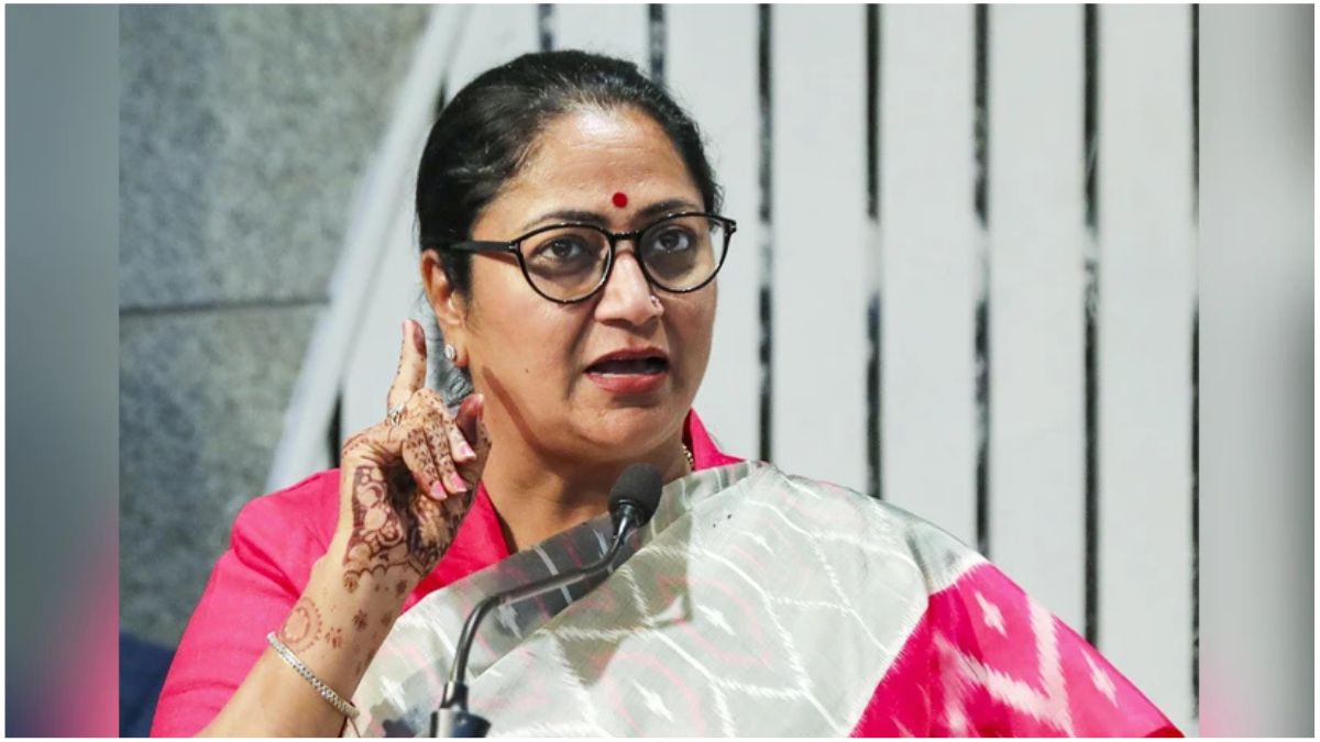 मुख्यमंत्री रेखा गुप्ता शालीमार बाग में सड़कों, नालियों, पार्कों और नई पार्किंग परियोजनाओं का उद्घाटन करती हुईं