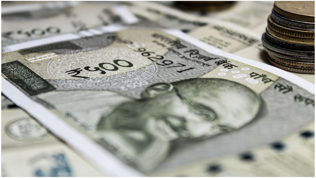 "8वें वेतन आयोग 2026 अपडेट: केंद्र सरकार ने राज्यसभा को जानकारी दी, कर्मचारियों और पेंशनर्स के वेतन, भत्ते और पेंशन की समीक्षा की जाएगी, बैंक कर्मचारियों पर लागू नहीं।"