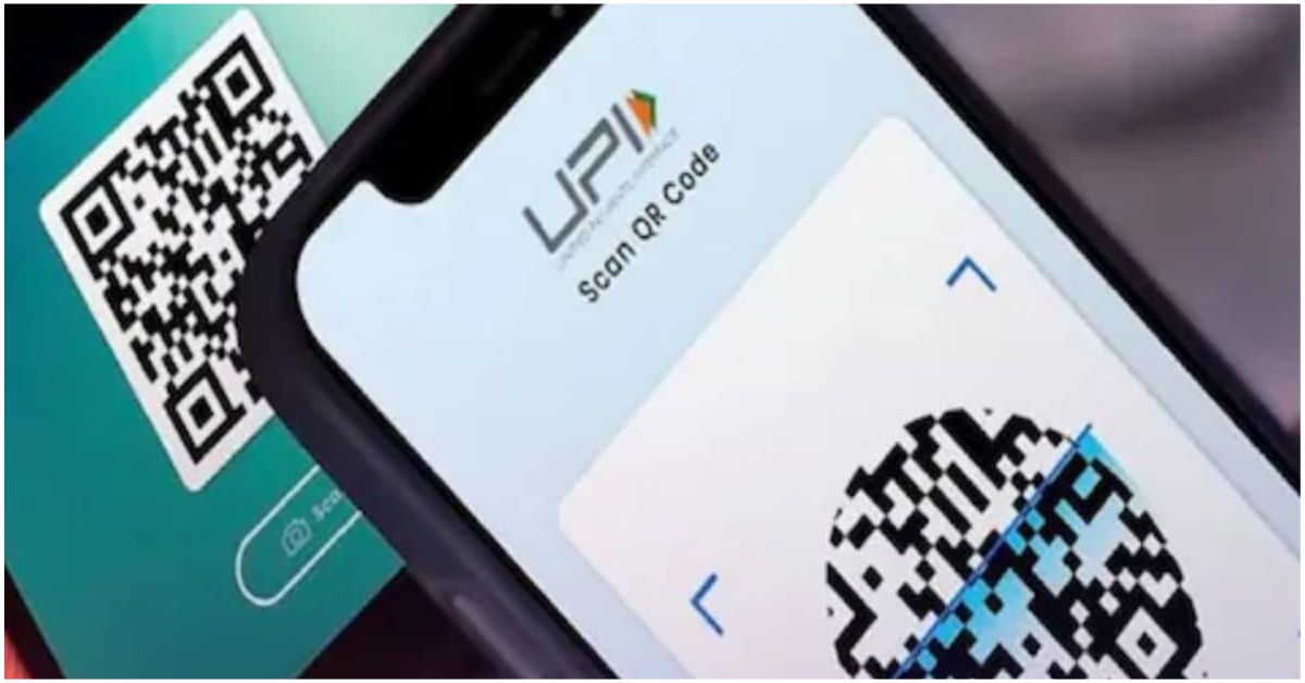 भारत में मोबाइल फोन से QR कोड स्कैन कर डिजिटल भुगतान करता ग्राहक, UPI के जरिए कैशलेस ट्रांजैक्शन का दृश्य