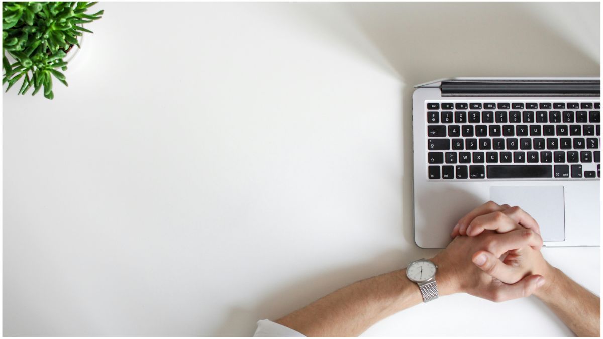 कंप्यूटर स्क्रीन पर 8वें केंद्रीय वेतन आयोग की आधिकारिक वेबसाइट खुली हुई दिखाई दे रही है, जिसमें सरकारी कर्मचारियों और पेंशनभोगियों के लिए वेतन आयोग से जुड़ी जानकारी, नोटिफिकेशन और सुझाव देने से संबंधित सेक्शन नजर आ रहे हैं