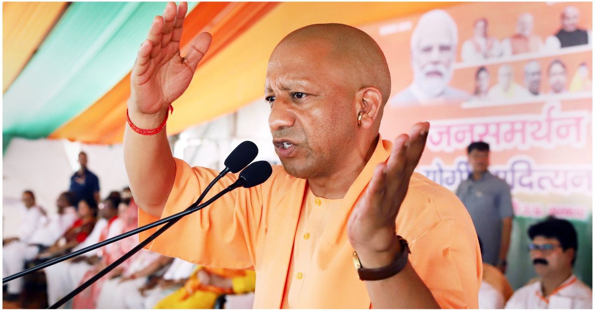 मुख्यमंत्री योगी आदित्यनाथ गोरखपुर में विकास अधिकारी कार्यालय के उद्घाटन समारोह में भाषण देते हुए, दिल्ली की प्रदूषित वायु पर चिंता जताते हुए।