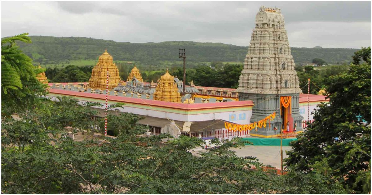 तिरुमला स्थित तिरुपति बालाजी मंदिर में दर्शन की लाइन में खड़ी महिला श्रद्धालु को सांप काटने के बाद अस्पताल ले जाते सुरक्षाकर्मी और मौजूद भक्तों की भीड़