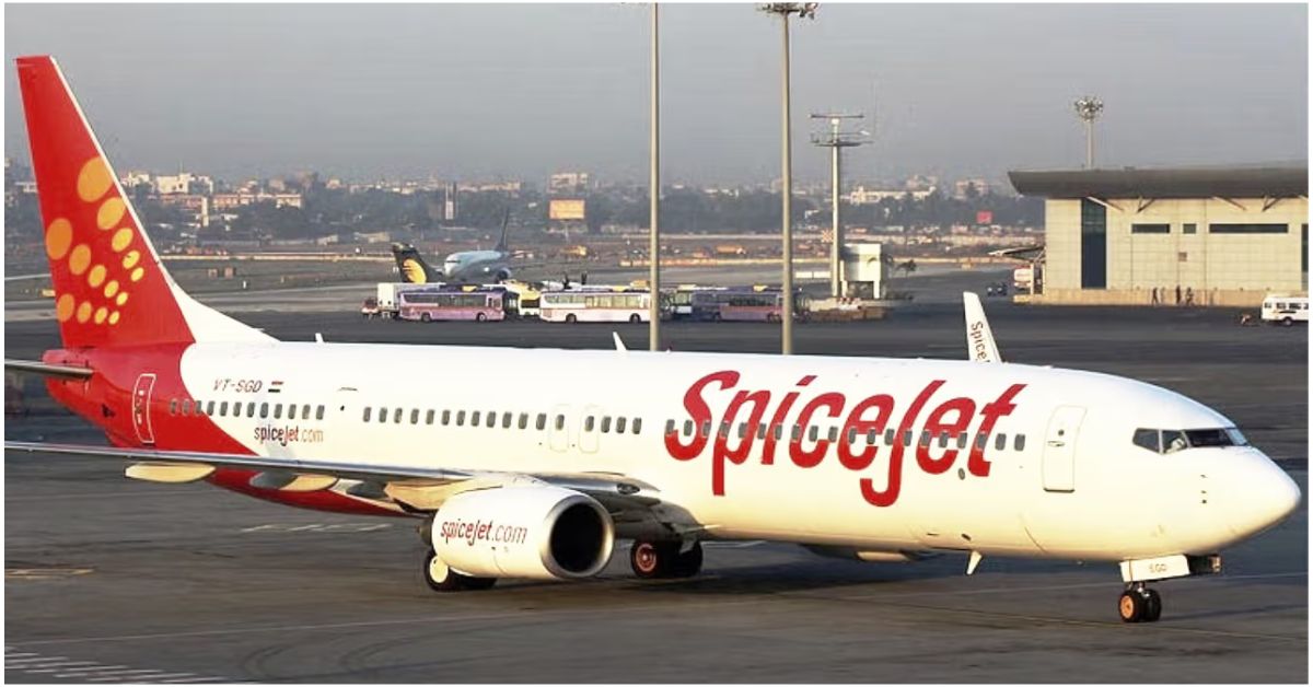 दिल्ली एयरपोर्ट पर इमरजेंसी लैंडिंग के बाद खड़ी स्पाइसजेट की फ्लाइट, टेकऑफ के तुरंत बाद इंजन में तकनीकी खराबी आने से 150 यात्रियों के साथ सुरक्षित लौटाया गया विमान