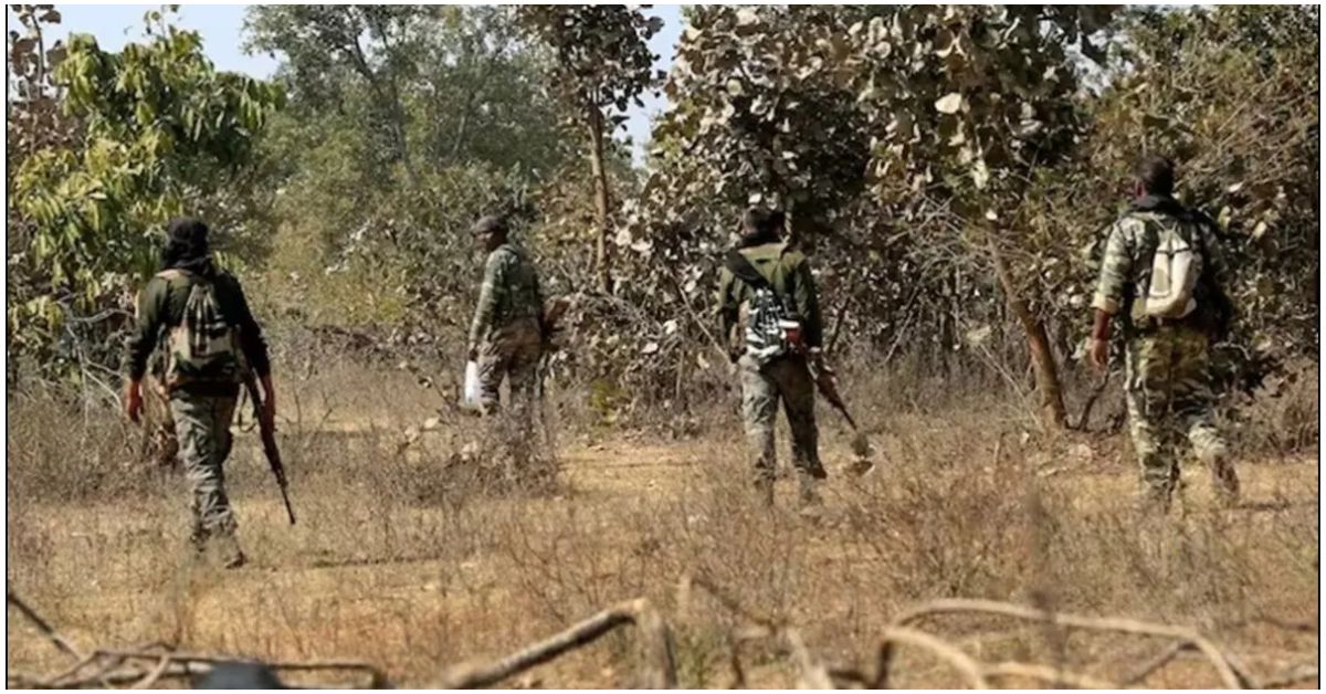 “झारखंड के सारंडा जंगल में नक्सलियों द्वारा बिछाए गए IED धमाके के बाद घायल CRPF जवानों को रेस्क्यू करते हुए सुरक्षा बल”