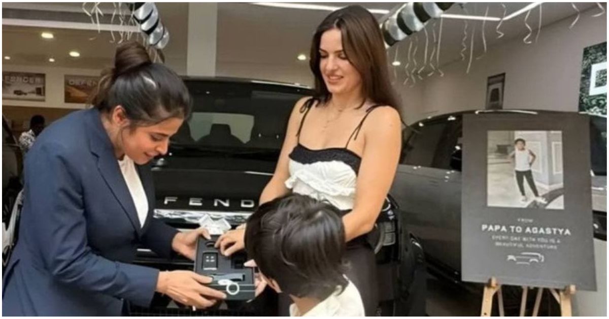 भारतीय क्रिकेटर हार्दिक पांड्या बेटे अगस्त्य के लिए Santorini Black रंग की Land Rover Defender लग्जरी SUV की डिलीवरी लेते हुए, कार के सामने “पापा की तरफ से अगस्त्य के लिए” लिखा बोर्ड रखा हुआ।