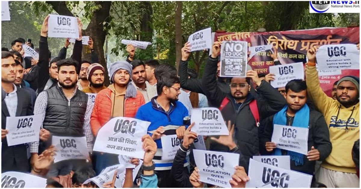 लखनऊ के परिवर्तन चौक पर UGC के नए नियमों के खिलाफ प्रदर्शन करते लोग, आगे नारेबाजी करती भीड़ और पीछे भारी पुलिस व RAF बल तैनात