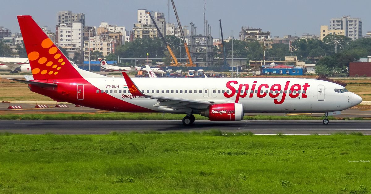 UAE के फुजैराह एयरपोर्ट पर खड़ी SpiceJet की विशेष उड़ान, कुवैत के क्राउन प्लाजा होटल में फंसे भारतीयों की घर वापसी की प्रतीक्षा दर्शाता प्रतीकात्मक दृश्य।