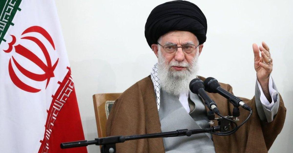 ईरान के सर्वोच्च नेता Ali Khamenei की फाइल फोटो, जिनके नेतृत्व, सैन्य और परमाणु नीतियों पर दुनिया की महाशक्तियां नज़र रखती हैं।