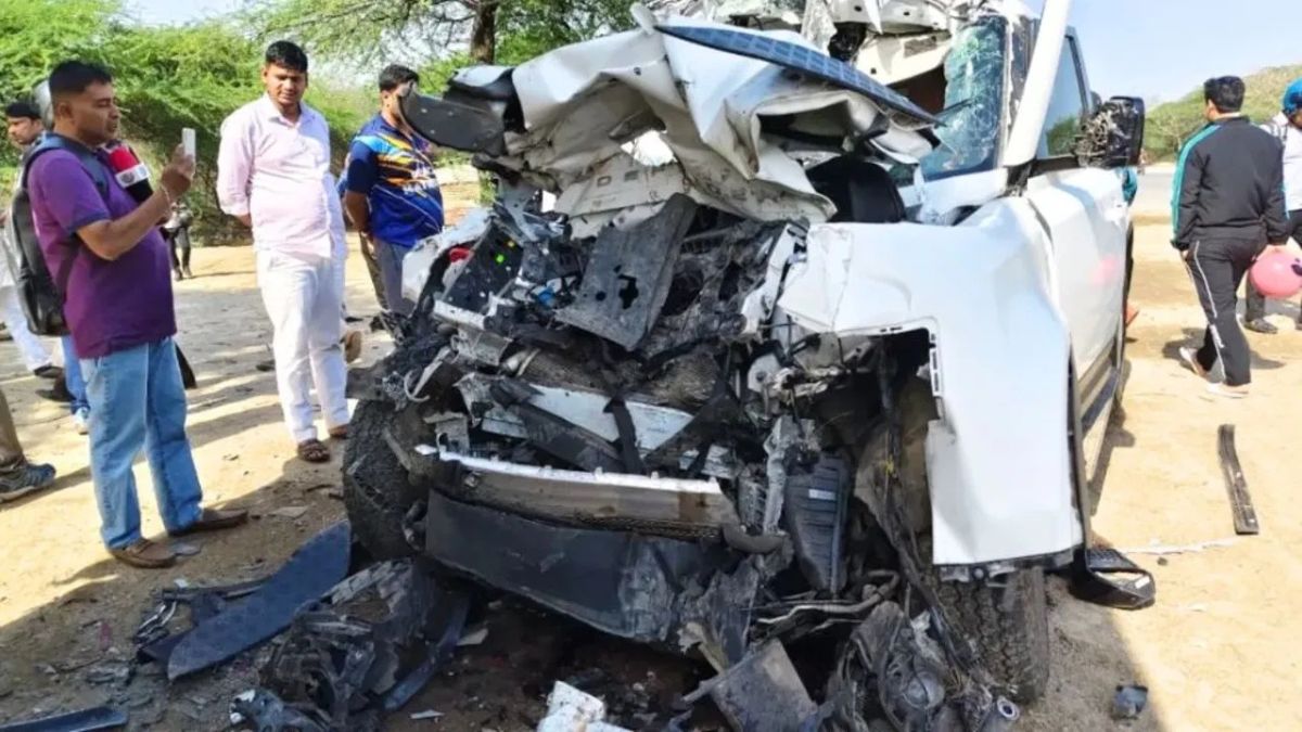 फरीदाबाद के सूरजकुंड-पाली रोड पर डंपर से टकराई क्षतिग्रस्त डिफेंडर कार, हादसे में युवक की मौत