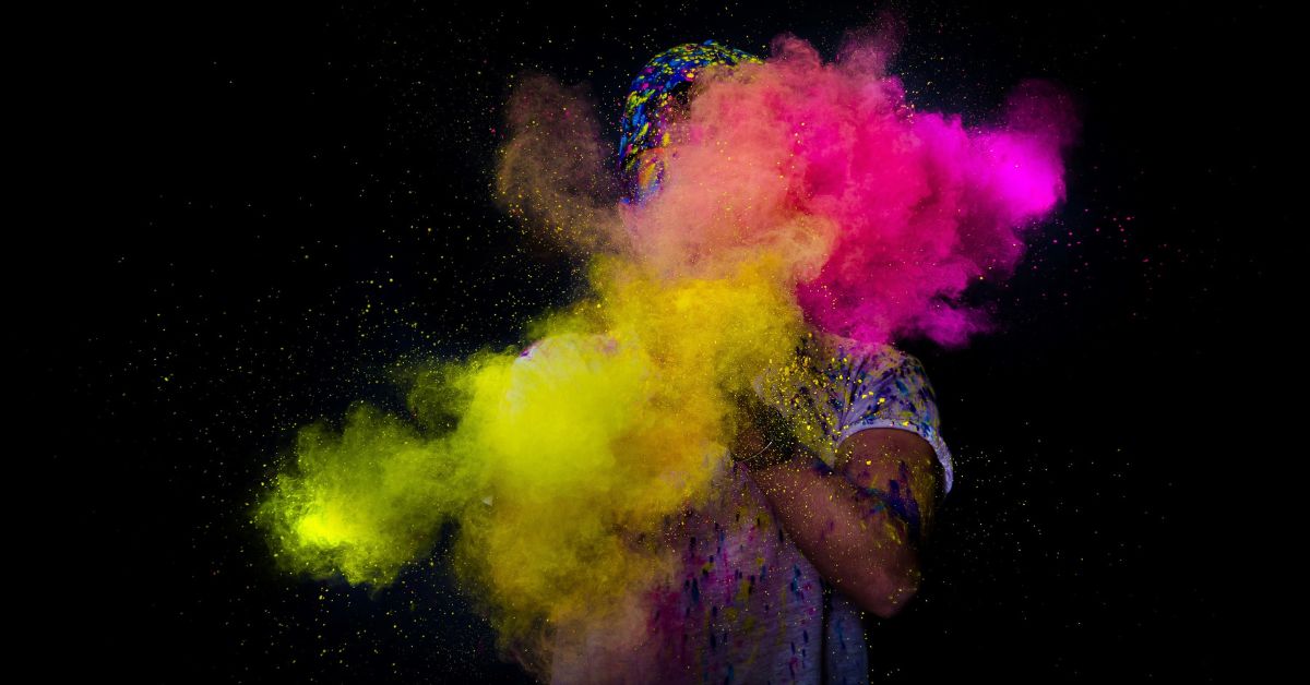 होली के मौके पर दिल्ली में सुरक्षा व्यवस्था के तहत सेंट्रल डिस्ट्रिक्ट में पुलिसकर्मी फ्लैग मार्च करते हुए, सड़क पर गश्त और निगरानी करते नजर आ रहे हैं।