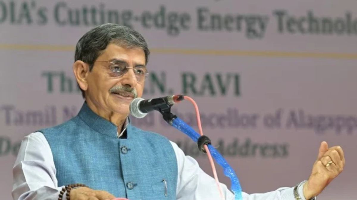 पश्चिम बंगाल के 22वें राज्यपाल के रूप में शपथ लेते पूर्व आईपीएस अधिकारी आर. एन. रवि, समारोह में मुख्यमंत्री ममता बनर्जी समेत कई वरिष्ठ नेता मौजूद।