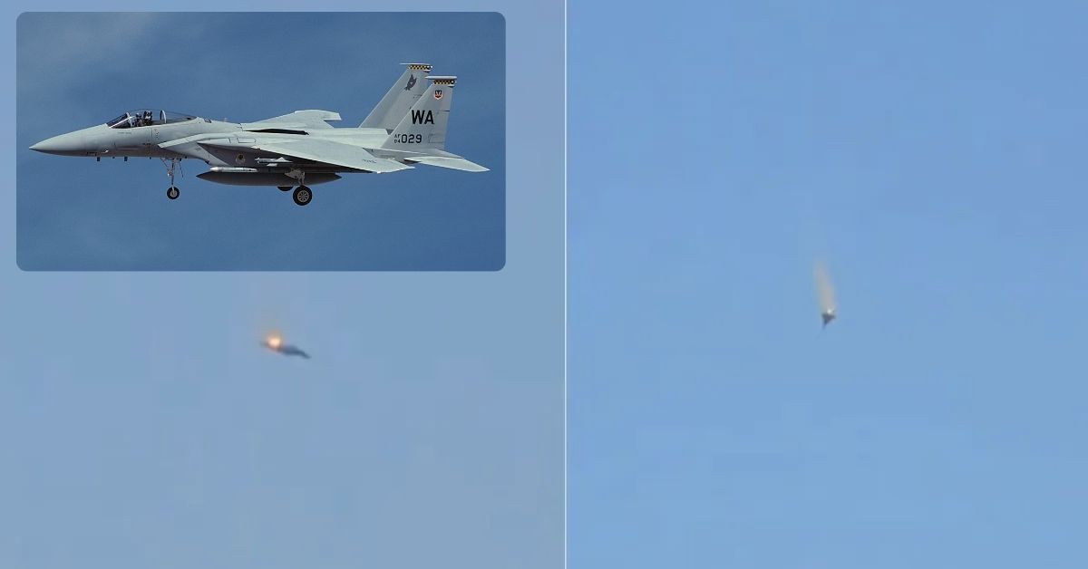 कुवैत के आसमान में आग की लपटों में घिरा अमेरिकी F-15 लड़ाकू विमान, हवा में घूमते हुए नीचे गिरता दिखाई देता है; वीडियो सोशल मीडिया पर वायरल।