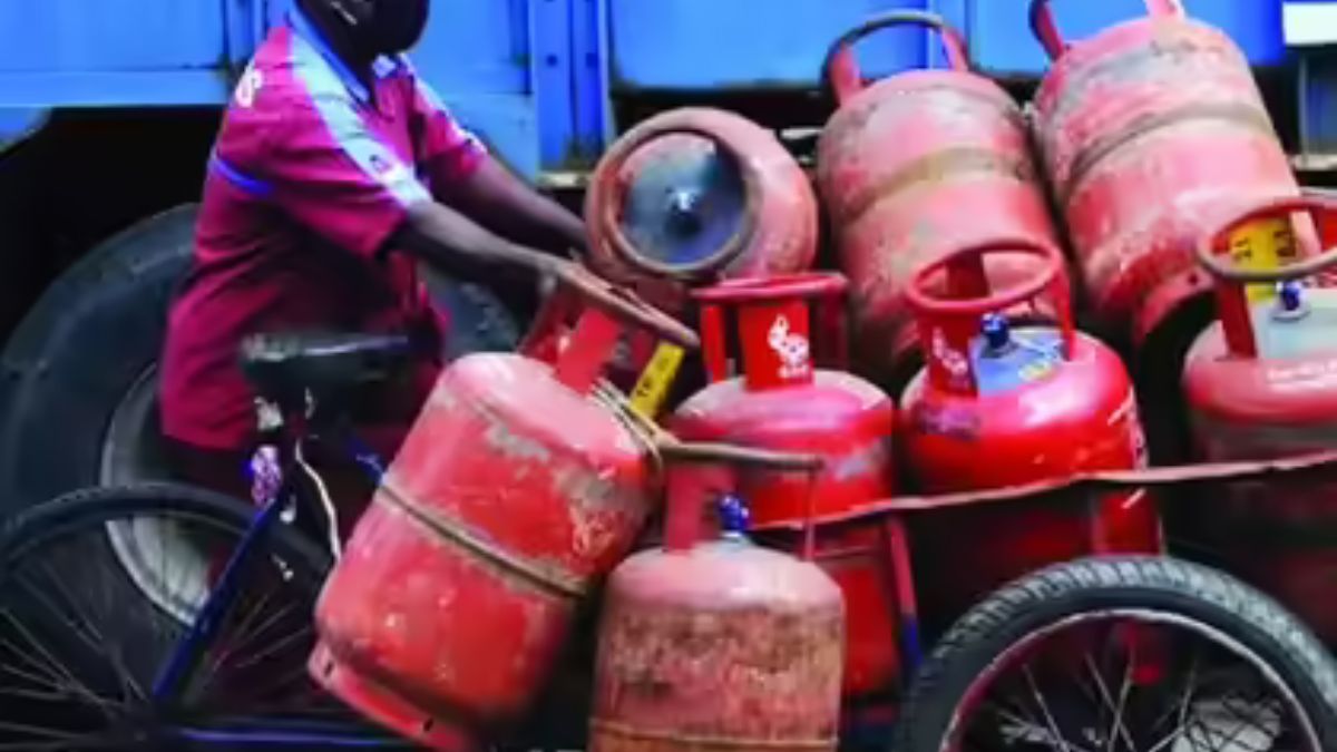 घर की रसोई में रखा LPG गैस सिलेंडर और दीवार से जुड़ा PNG पाइपलाइन गैस कनेक्शन, जो घरेलू गैस व्यवस्था के नए नियमों को दर्शाता है।