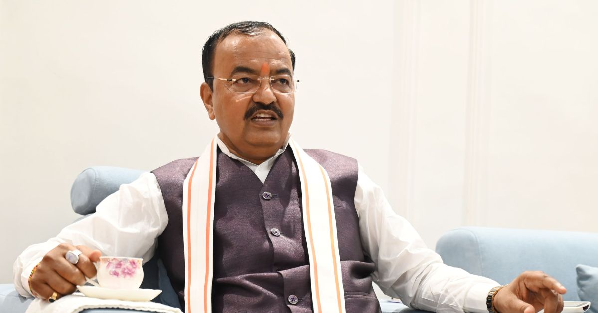 लखनऊ एयरपोर्ट पर धुआं भरने के बाद डिप्टी सीएम केशव प्रसाद मौर्य के हेलीकॉप्टर की इमरजेंसी लैंडिंग का दृश्य