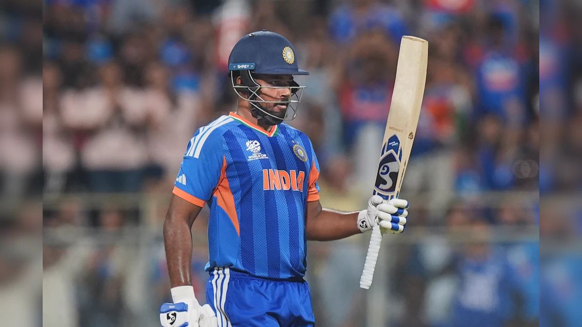 T20 वर्ल्ड कप 2026 में शानदार प्रदर्शन के बाद ट्रॉफी के साथ भारतीय बल्लेबाज संजू सैमसन, जिन्हें प्लेयर ऑफ द टूर्नामेंट चुना गया।