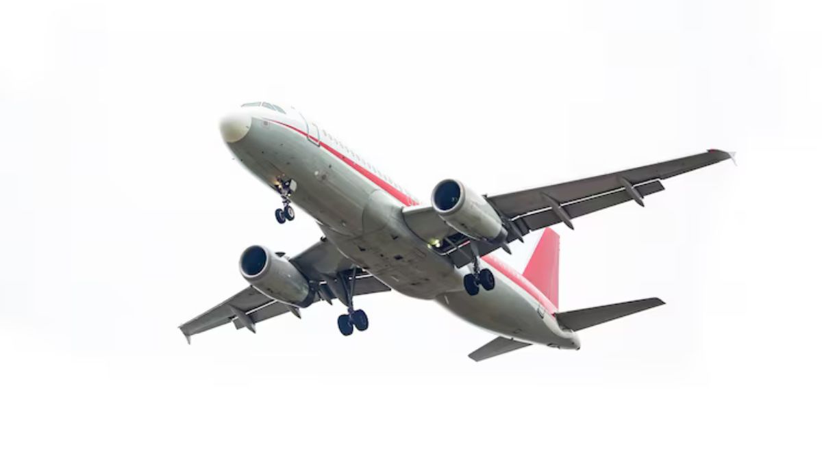 दिल्ली से गोवा जा रही अकासा एयर की फ्लाइट के टॉयलेट में बीड़ी पीते पकड़ा गया यात्री, सुरक्षा नियमों का उल्लंघन.