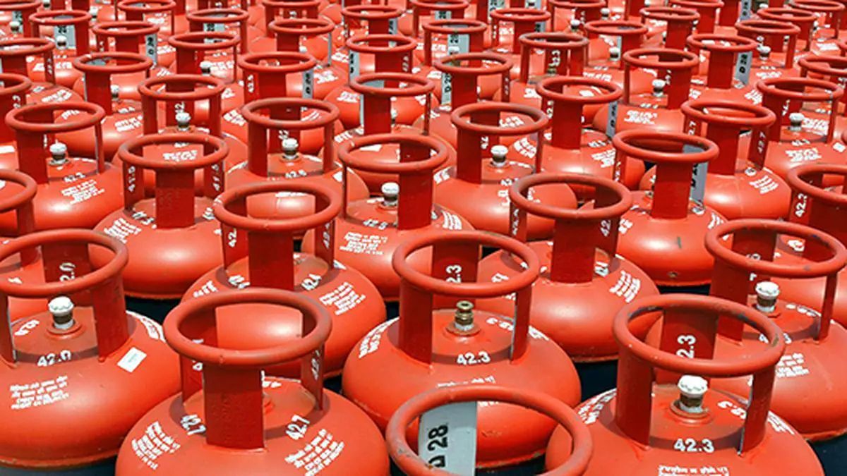 LPG सिलेंडर की कमी के बीच गैस एजेंसी के बाहर सिलेंडर लेने के लिए लंबी कतार में खड़े लोग