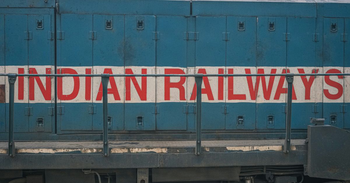 लखनऊ रेल मंडल में पाइल्स सर्जरी के बाद सिक लीव न मिलने पर वरिष्ठ अधिकारी के सामने मेडिकल दस्तावेज दिखाते लोको पायलट का सांकेतिक दृश्य।