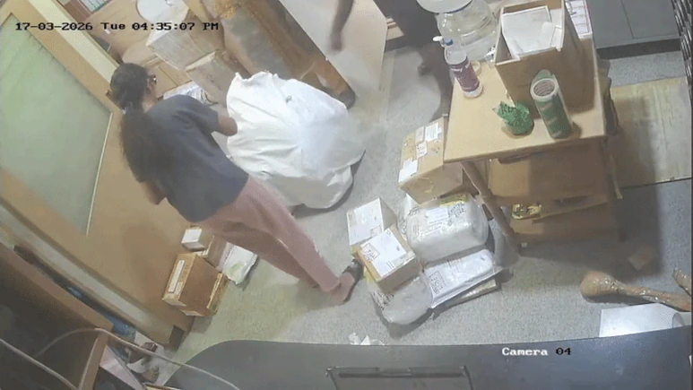 बेंगलुरु में रील बनाने के लिए बुजुर्ग को बॉक्स में बंद कर ‘ह्यूमन पार्सल’ बनाने की कोशिश, कुरियर ऑफिस में खोलने पर जिंदा मिला और हालत खराब दिखी